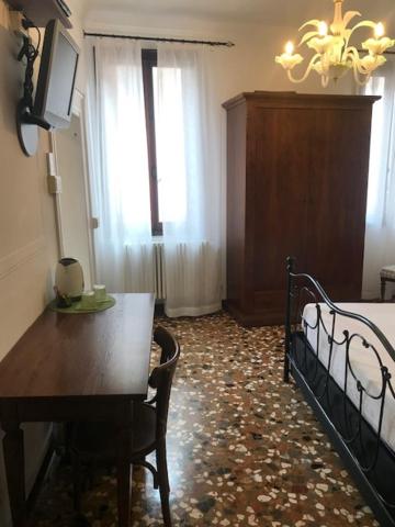 B&B Al Teatro with canal view - image 5