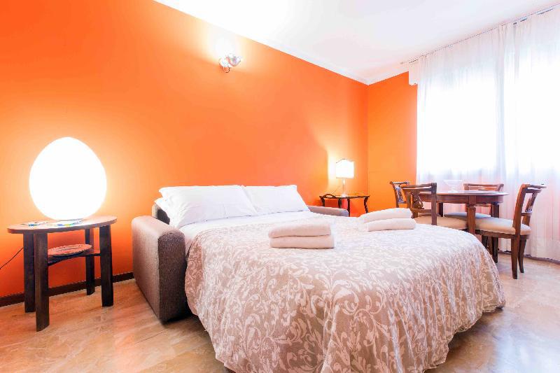 ART PAINTING spacious canal view apartment AC WiFi - image 4