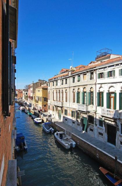 Ca Corte Nova design apartment with canal view - image 10