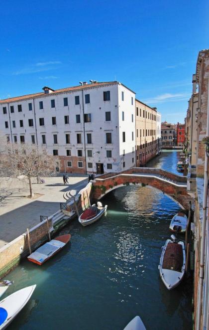 Ca Corte Nova design apartment with canal view - image 9