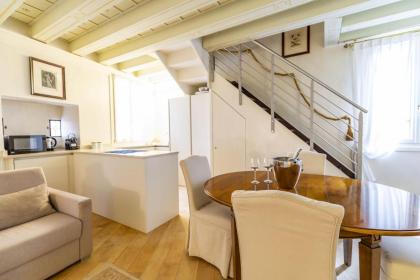 Gondola Luxury - Campo Santi Filippo e Giacomo - image 11