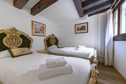 Gondola Luxury - Campo Santi Filippo e Giacomo - image 19