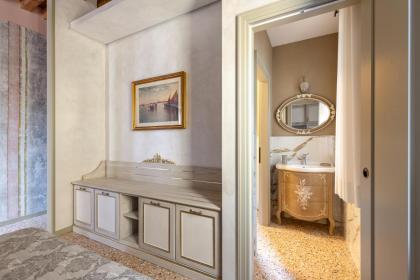 Ca' Cappello Venice Apartment 1 with Canal View - image 12