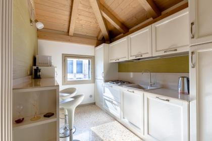 Ca' Cappello Venice Apartment 2 with Canal View - image 5