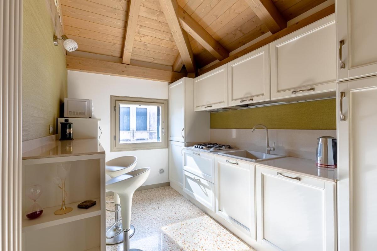 Ca' Cappello Venice Apartment 2 with Canal View - image 5