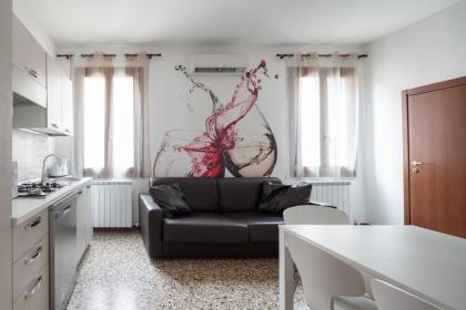 San Polo Canal View Apartments by Wonderful Italy - image 13