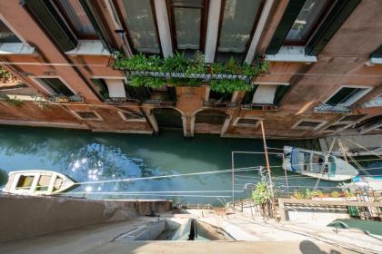 San Polo Canal View Apartments by Wonderful Italy - image 2