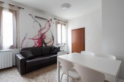 San Polo Canal View Apartments by Wonderful Italy - image 3