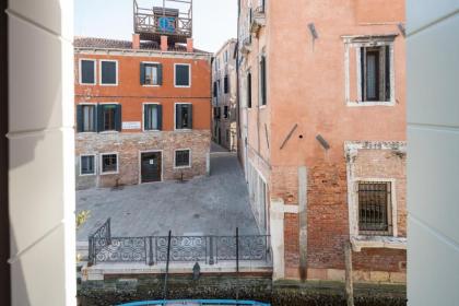 Apartments in San Marco with Canal View by Wonderful Italy - image 9