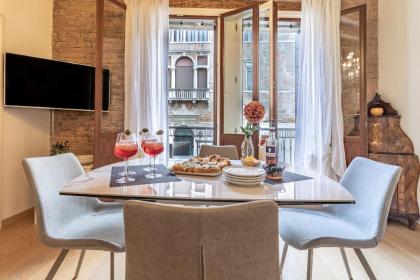 Italian Experience-Riva degli Schiavoni Boutique Apartment - image 20