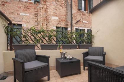 Sant'Aponal Cozy Apartment with Balcony R&R
