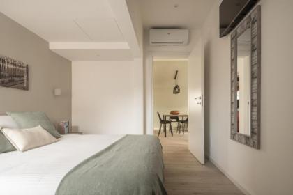 Sant'Aponal Cozy Apartment with Balcony R&R - image 12