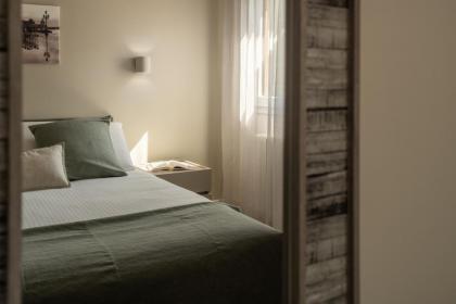 Sant'Aponal Cozy Apartment with Balcony R&R - image 13