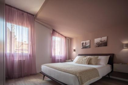 Sant'Aponal Cozy Apartment with Balcony R&R - image 14