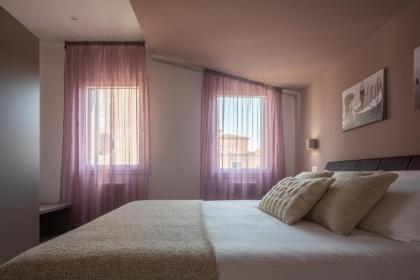 Sant'Aponal Cozy Apartment with Balcony R&R - image 16