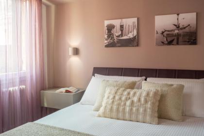Sant'Aponal Cozy Apartment with Balcony R&R - image 18