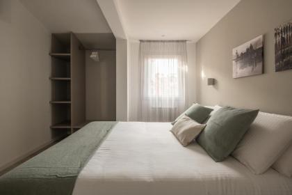 Sant'Aponal Cozy Apartment with Balcony R&R - image 26