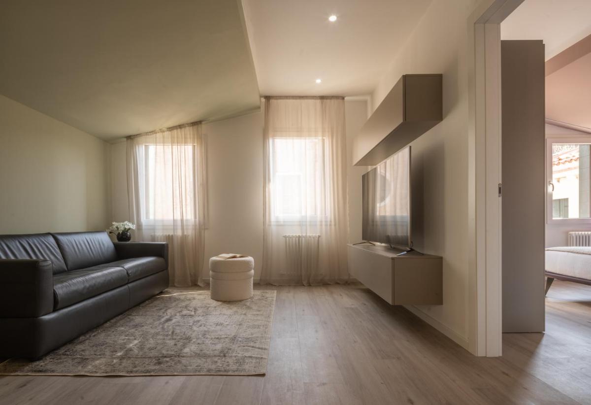 Sant'Aponal Cozy Apartment with Balcony R&R - image 4