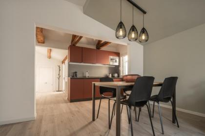 Sant'Aponal Cozy Apartment with Balcony R&R - image 5