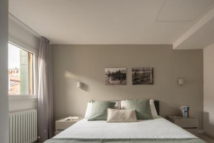 Sant'Aponal Cozy Apartment with Balcony R&R - image 8