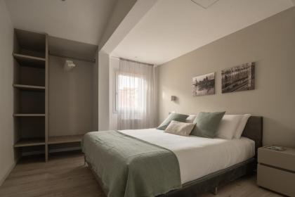 Sant'Aponal Cozy Apartment with Balcony R&R - image 9