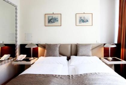 Hotel Attache - image 4