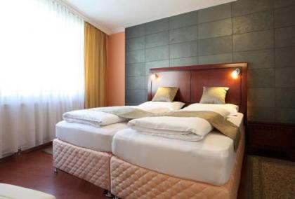 Hotel Attache - image 5
