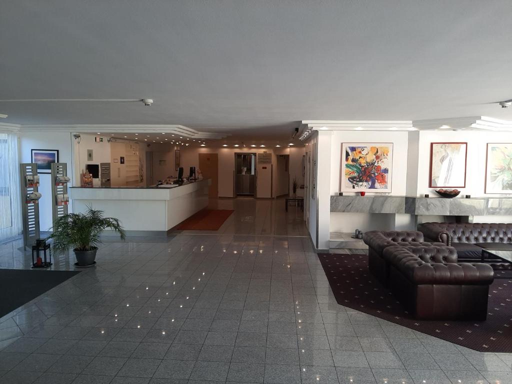 Lenas West Hotel - image 3
