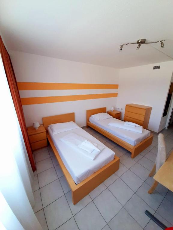 Lenas West Hotel - image 5