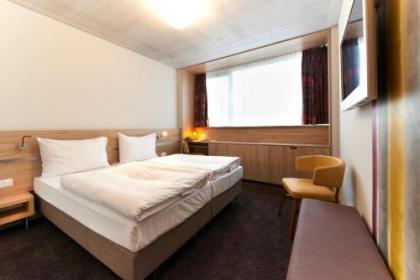 Simm's Hotel - image 14