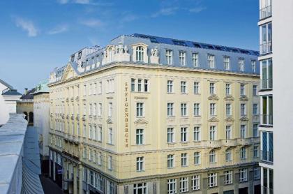 Steigenberger Hotel Herrenhof - image 1