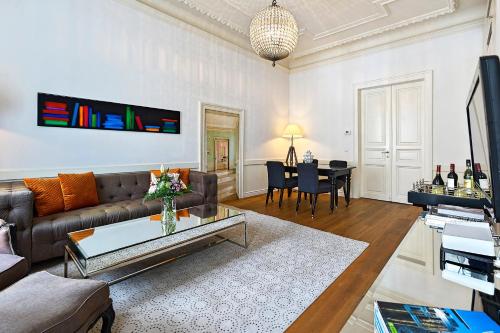 6 Rooms - main image