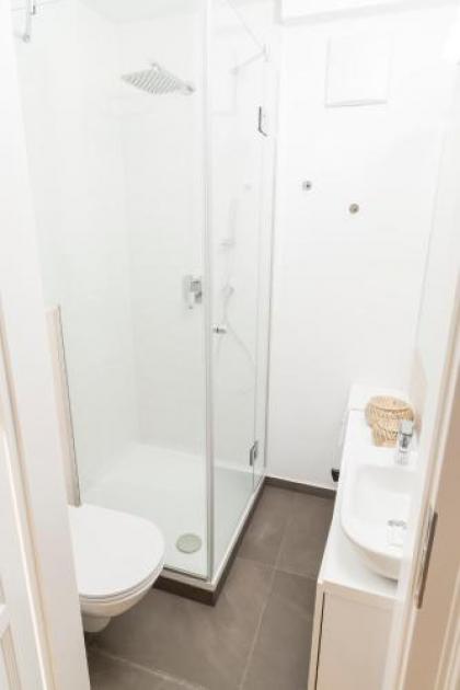 Red Monkey Vienna Apartment by welcome2vienna - image 16