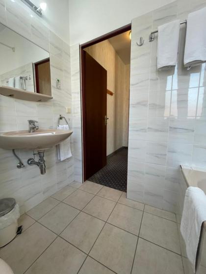 Hotel Tabor Rooms - image 5