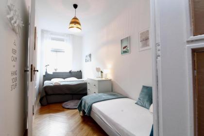 Redyard Modern Apartment - image 14