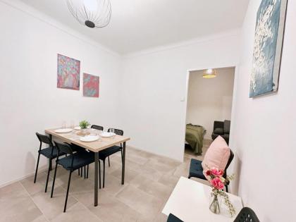 Three Bedrooms Charming Top Near Central Station