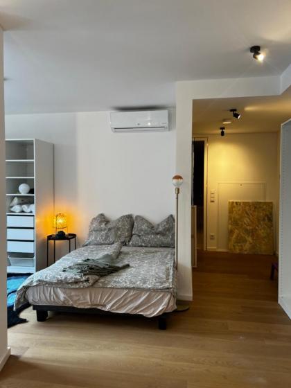 Schöne Wohnung mit Terrasse in dem Stadtzentrum - image 2